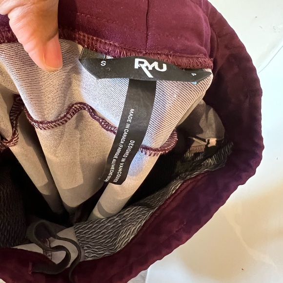 RYU made in Canada polyester/ Lycra burgundy pants… - Picture 8 of 8